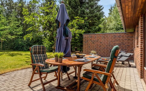 Milly - 500M to the Fjord: Meubles, Mobilier De Jardin, Bois, Chaise, Table, Tableau De Plein Air, Ombre, Tache De Bois, Jardin, Patio