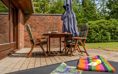 Milly - 500M to the Fjord: Meubles, Bois, Mobilier De Jardin, Chaise, Table, Tableau De Plein Air, Tache De Bois, Jardin, Ombre, Dur