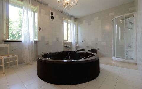 Villa Eva: Baignoire, Sol, Design Intérieur, Sol, Luminaire Plomberie, Salle De Bains, Plomberie, Éclairage, Plafond, Pièce
