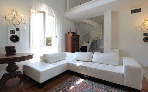 Villa Eva: Meubles, Design Intérieur, Sol, Canapé, Sol, Mur, Bois, Salon, Parquet, Pièce