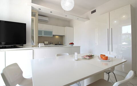 Villa Eva: Meubles, Design Intérieur, Mur, Sol, Cuisine, Plafond, Appareil De Cuisine, Comptoir, Éclairage, Luminaire