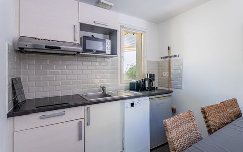Rives du Lac: Design Intérieur, Évier, Comptoir, Meubles, Appartement, Sol, Luminaire Plomberie, Principaux Appliance, Robinet, Cuisine