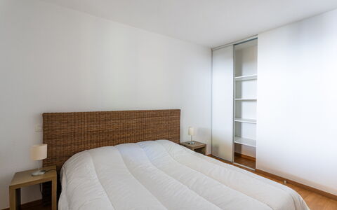 Rives du Lac: Lit, Chambre, Literie, Design Intérieur, Sol, Sol, Meubles, Drap De Lit, Mur, Bois