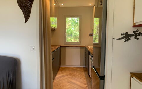 Allée des Dunes: Sol, Design Intérieur, Bois, Sol, Comptoir, Plafond, Meubles, Éclairage, Pièce, Cuisine