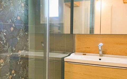 Allée des Dunes: Sol, Lavabo, Luminaire Plomberie, Salle De Bains, Sol, Armoire De Toilette, Design Intérieur, Évier, Plomberie, Miroir