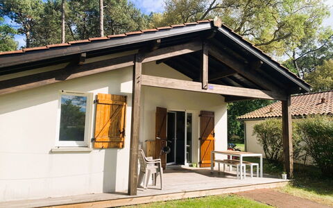 Allée des Dunes: Bois, Maison, Chalet, Porte, Domicile, Toit, Porche, Batiments Jardin, Biens, Ombre