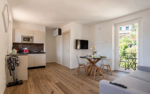 Next Comacina, Lago di Como: Meubles, Sol, Appartement, Chaise, Parquet, Dur, Plante D'Appartement, Tache De Bois, Salon, Balcon