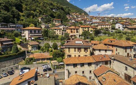 Next Comacina, Lago di Como: Montagnes Relief, Montagne, Colline, Zone Résidentielle, Maison, Quartier, Ville, Paysage, Montagnes, Toit