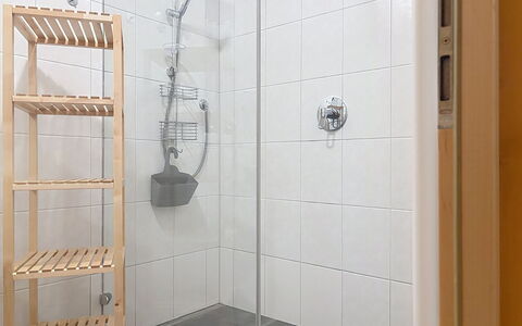 Pettneu am Arlberg 662: Sol, Tete De Douche, Luminaire Plomberie, Sol, Douche, Plomberie, Bar De Douche, Panneau De Douche, Salle De Bains