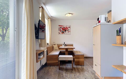 Pettneu am Arlberg 662: Meubles, Design Intérieur, Sol, Bois, Sol, Pièce, Plafond, Table, Éclairage, Salon