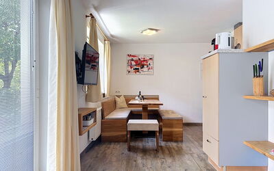 Pettneu am Arlberg 662: Meubles, Design Intérieur, Sol, Bois, Sol, Pièce, Plafond, Table, Éclairage, Salon