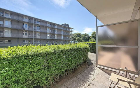 Hyacint with Parking: Zone Résidentielle, Appartement, Composite, Condominium, Balcon, Pelouse, Haie, Ombre, Cour, Biens