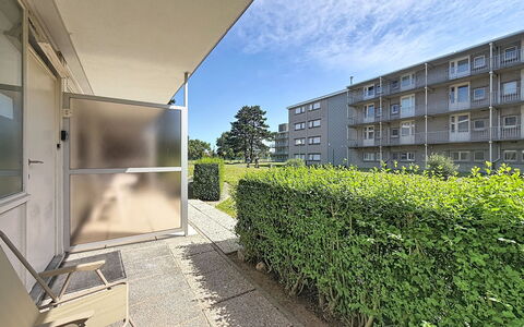 Hyacint with Parking: Zone Résidentielle, Appartement, Balcon, Composite, Condominium, Biens, Pelouse, Haie, Ombre, Cour