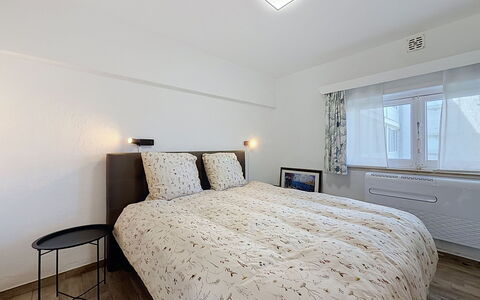 Hyacint with Parking: Design Intérieur, Lit, Chambre, Mur, Sol, Meubles, Sol, Plafond, Bois, Pièce