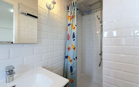 Hyacint with Parking: Mur, Luminaire Plomberie, Salle De Bains, Design Intérieur, Sol, Plomberie, Sol, Tuile, Robinet, Plafond