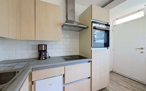 Hyacint with Parking: Cuisine, Appareil De Cuisine, Comptoir, Principaux Appliance, Cabinetry, Sol, Design Intérieur, Bois, Sol, Meubles