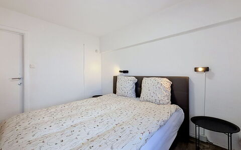 Hyacint with Parking: Lit, Design Intérieur, Chambre, Mur, Sol, Sol, Plafond, Bois, Drap De Lit, Meubles