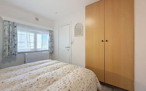Hyacint with Parking: Design Intérieur, Chambre, Lit, Bois, Plafond, Sol, Meubles, Sol, Pièce, Drap De Lit