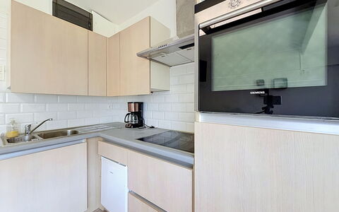 Hyacint with Parking: Appareil De Cuisine, Cuisine, Comptoir, Principaux Appliance, Design Intérieur, Cabinetry, Sol, Bois, Meubles, Sol