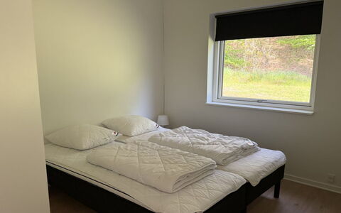 Adisl - 800M from the Sea: Bois, Chambre, Sol, Lit, Sol, Cadre De Lit, Literie, Drap De Lit, Matelas, Dur