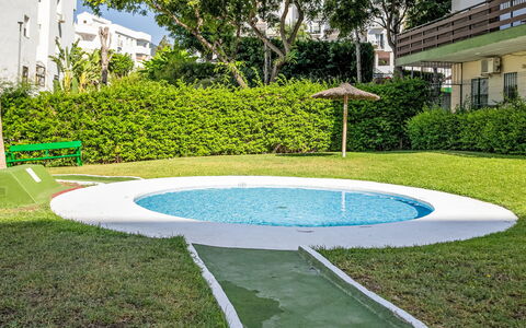 Las Naciones: Piscine, Loisir, Composite, Jardin, Pelouse, Arrière-Cour, Aménagement Paysager, Gazon Artificiel, Ombre, Cour