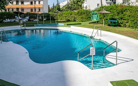 Las Naciones: Bleu, Piscine, Composite, Recours, Loisir, Ombre, Caractéristique De L'Eau, Aménagement Paysager, Jardin, Arrière-Cour