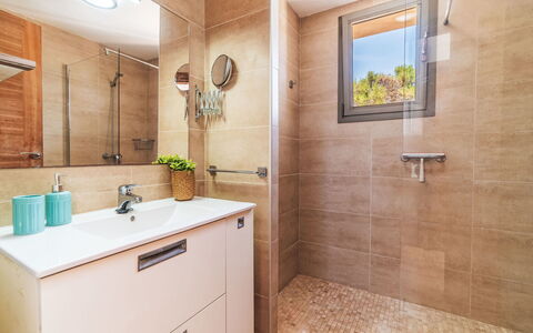 Garlanda: Salle De Bains, Sol, Luminaire Plomberie, Armoire De Toilette, Design Intérieur, Sol, Miroir, Lavabo, Plomberie, Robinet