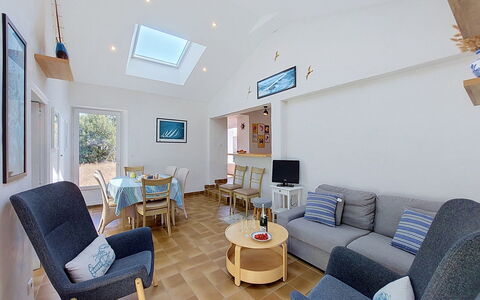 Villa la Coquille: Meubles, Design Intérieur, Sol, Sol, Bois, Plafond, Pièce, Canapé, Salon, Éclairage