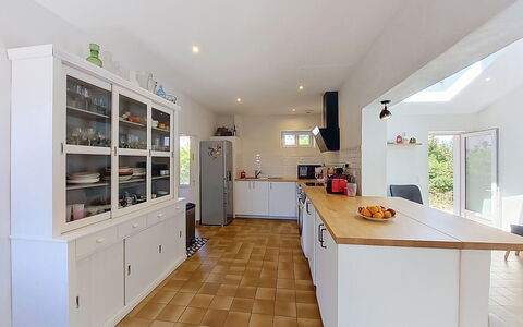 Villa la Coquille: Cuisine, Design Intérieur, Sol, Comptoir, Meubles, Cabinetry, Sol, Bois, Plafond, Appareil De Cuisine