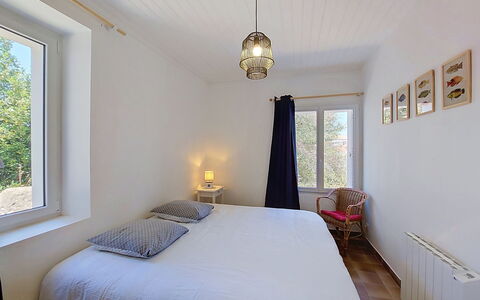 Villa la Coquille: Lit, Meubles, Design Intérieur, Chambre, Literie, Mur, Drap De Lit, Sol, Bois, Plafond