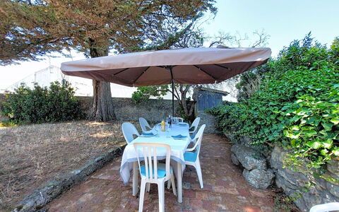 Villa la Coquille: Meubles, Mobilier De Jardin, Table, Parapluie, Chaise, Tableau De Plein Air, Ombre, Table Cuisine Et Salle A Manger, Jardin, Arrière-Cour
