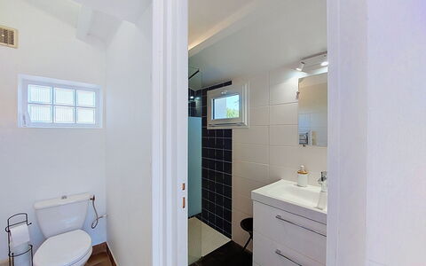 Villa la Coquille: Salle De Bains, Luminaire Plomberie, Sol, Design Intérieur, Sol, Lavabo, Évier, Toilette, Plafond, Robinet