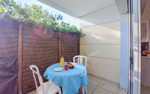 Confort, Piscine et Plage: Mobilier De Jardin, Ombre, Chaise, Cour, Tache De Bois, Tableau De Plein Air, Arrière-Cour, Plante D'Appartement, Daylighting, Balcon