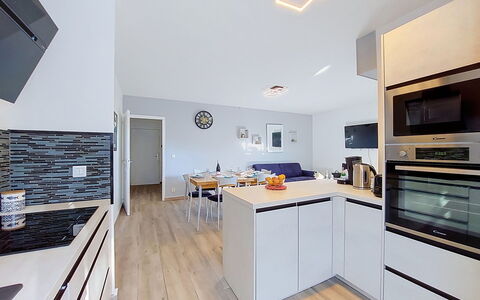 Confort, Piscine et Plage: Cuisine, Comptoir, Meubles, Design Intérieur, Sol, Plafond, Bois, Cabinetry, Sol, Luminaire