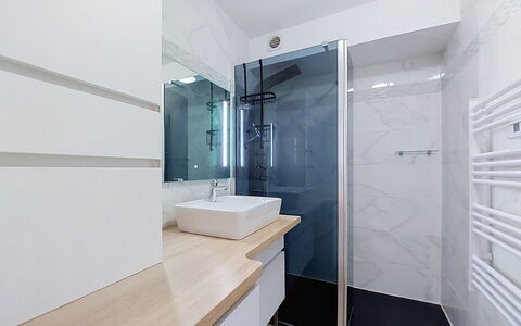 Confort, Piscine et Plage: Sol, Design Intérieur, Luminaire Plomberie, Sol, Salle De Bains, Lavabo, Robinet, Armoire De Toilette, Miroir, Évier