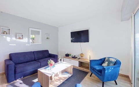 Confort, Piscine et Plage: Meubles, Canapé, Design Intérieur, Sol, Sol, Pièce, Salon, Appartement, Plafond, Domicile