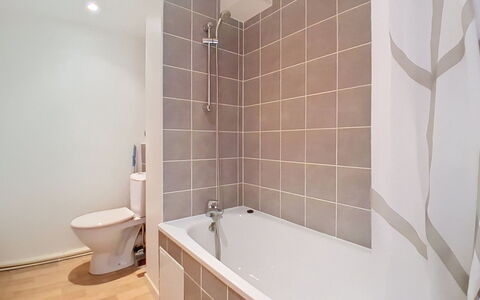 Les 3 Voiles: Salle De Bains, Sol, Mur, Sol, Baignoire, Luminaire Plomberie, Design Intérieur, Plomberie, Tuile, Composite