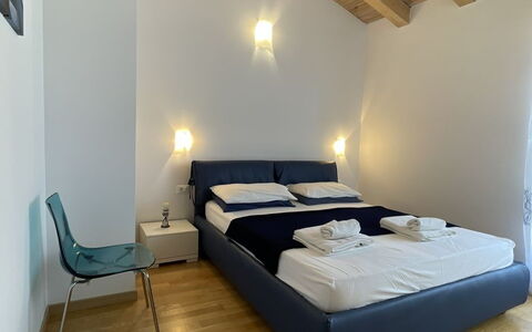 Volme: Meubles, Design Intérieur, Sol, Sol, Bois, Plafond, Pièce, Chambre, Lit, Éclairage