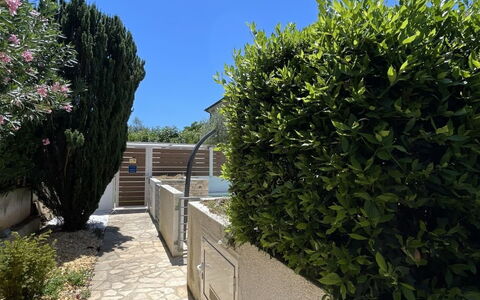 Volme: Arbuste, Jardin, Ombre, Passerelle, Aménagement Paysager, Béton, Haie, Trottoir, Allée, Dalle