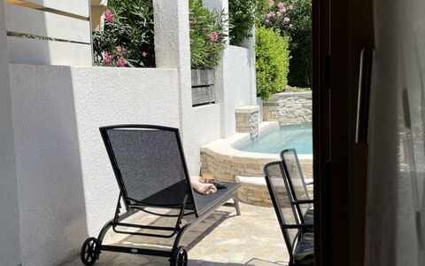 Volme: Meubles, Sol, Sol, Mobilier De Jardin, Chaise, Ombre, Pot De Fleur, Plante D'Appartement, Tache De Bois, Balcon