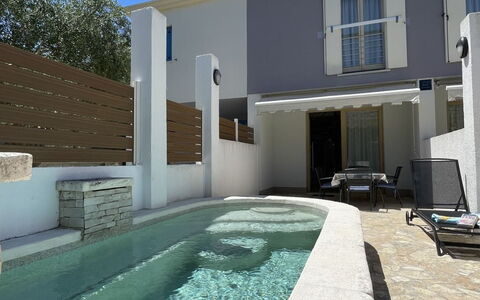 Volme: Piscine, Composite, Béton, Biens, Recours, Ombre, Caractéristique De L'Eau, Tuile, Villa, Mobilier De Jardin