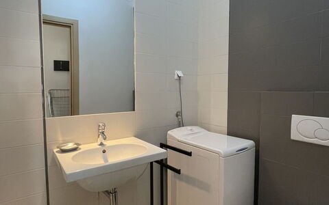 Volme: Salle De Bains, Luminaire Plomberie, Sol, Design Intérieur, Lavabo, Sol, Mur, Évier, Siège De Toilette, Toilette