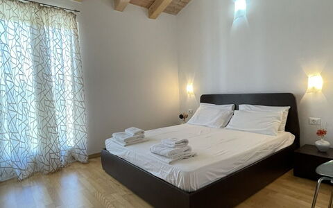 Volme: Sol, Design Intérieur, Sol, Bois, Plafond, Meubles, Pièce, Éclairage, Lit, Chambre