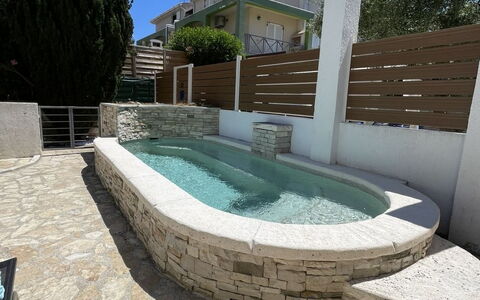 Volme: Composite, Piscine, Dalle, Caractéristique De L'Eau, Mobilier De Jardin, Béton, Mur De Pierre, Tuile, Ombre, Pavé
