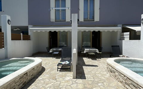 Volme: Piscine, Composite, Mobilier De Jardin, Béton, Ombre, Recours, Chaise, Biens, Tuile, Cour