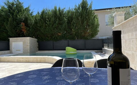 Monte Kope: Meubles, Table, Mobilier De Jardin, Nappe De Table, Chaise, Tableau De Plein Air, Ombre, Piscine, Parapluie, Table Cuisine Et Salle A Manger