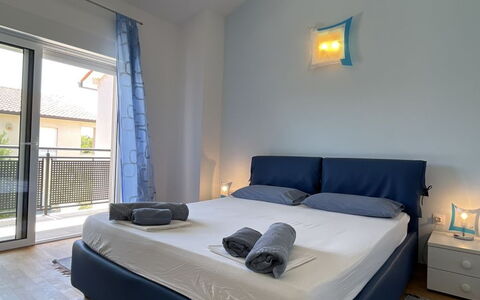 Monte Kope: Meubles, Design Intérieur, Bois, Sol, Chambre, Sol, Pièce, Lit, Éclairage, Plafond