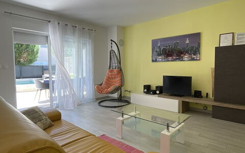 Monte Kope: Meubles, Design Intérieur, Sol, Sol, Mur, Canapé, Plafond, Bois, Pièce, Salon