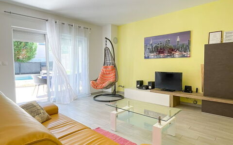 Monte Kope: Meubles, Design Intérieur, Sol, Sol, Canapé, Mur, Plafond, Bois, Salon, Pièce