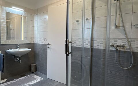 Monte Kope: Sol, Luminaire Plomberie, Sol, Salle De Bains, Design Intérieur, Plafond, Douche, Plomberie, Pièce, Éclairage